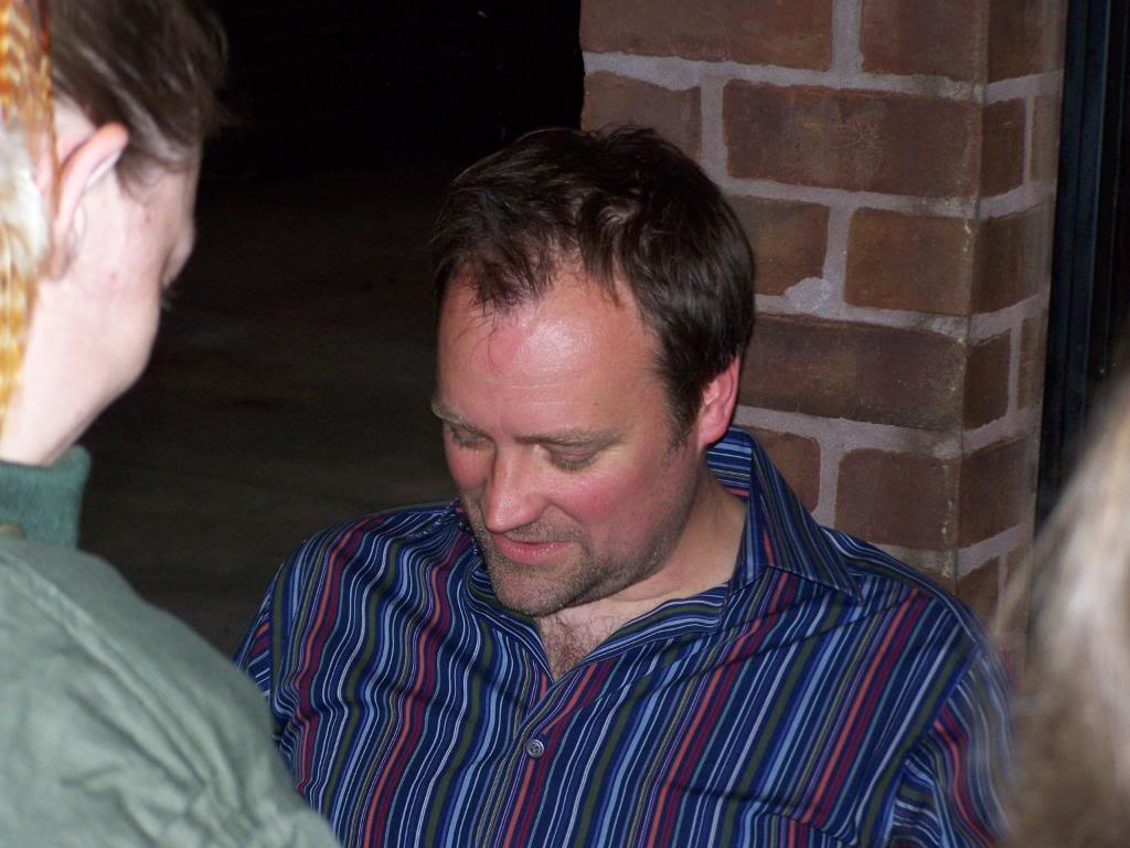 Signing for Fans
Keywords: candid_img